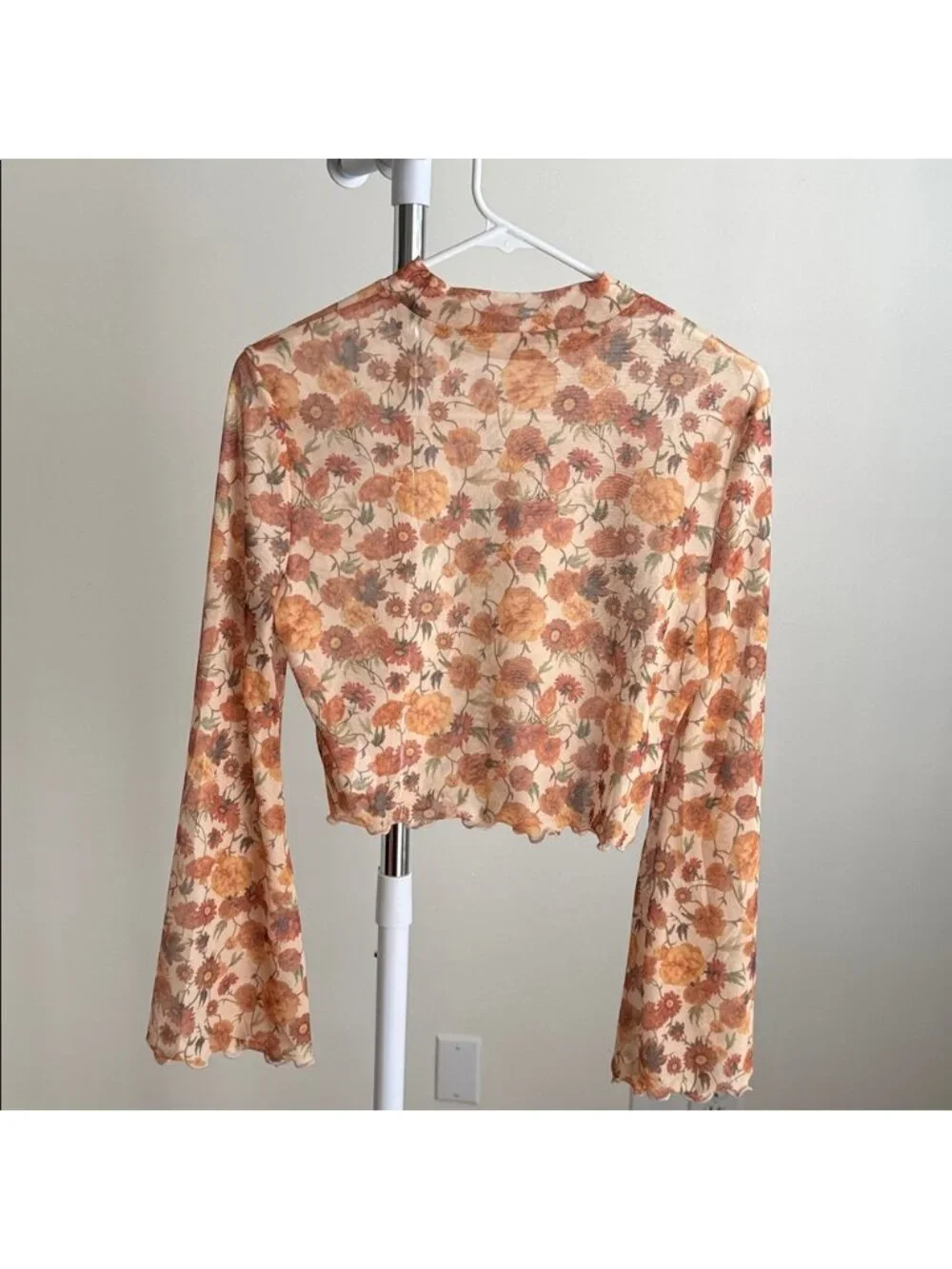 Sheer floral croptop - Picture 2 of 2